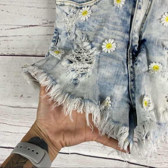 Machine distressed washed out high waisted shorts with daisies Sz 26 - Picture 2 of 8